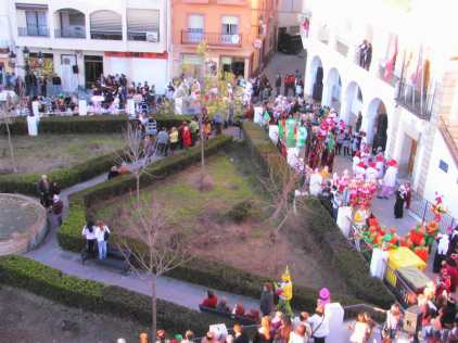 El paso de las carrozas desmerece mucho en las estrechas callejuelas que quedan entre el jardín y las casa