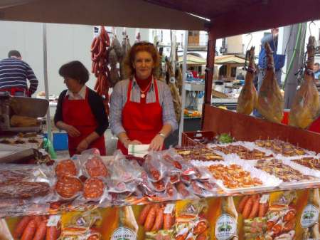 Rosa, la mujer de Alfonso Triguero preparando las viandas que cautivaron a muchos cacereños.