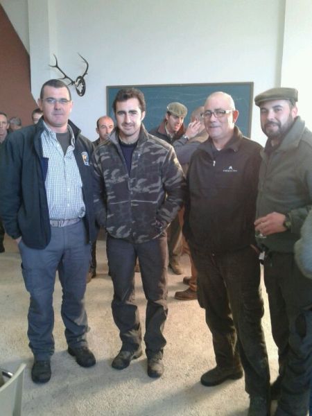 El famoso torero posando con cazadores logrosanos