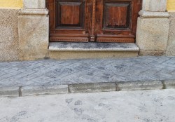 todavía se aprecian huellas del incendio en la puerta de la vivienda afectada