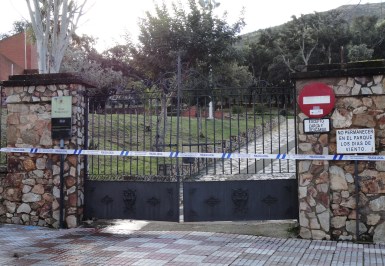 Puerta principal del parque, cerrado y con una banda de la policía advirtiendo de la prohibición. (María Romero)