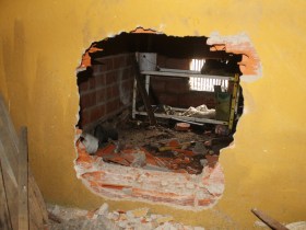 Butrón de la pared para acceder al interior