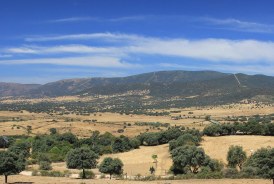 Finca de las Paredes al fondo de la imagen