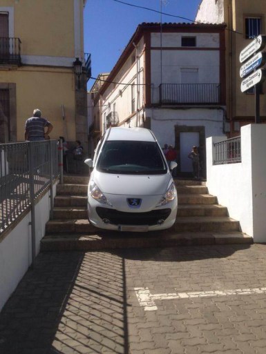 COCHE EN ESCALERAS DE LA PLAZA 02