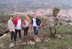 Concejales y responsables de Abengoa visitando la sierra.