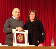 La alcaldesa le hizo entrega de una placa.