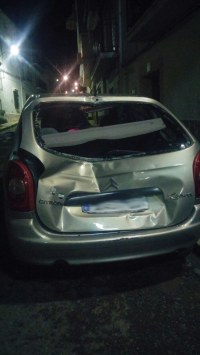 coche pateado por caballo