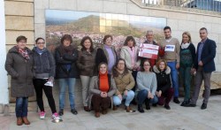 El afortunado posa con algunos de los representantes de los establecimientos participantes